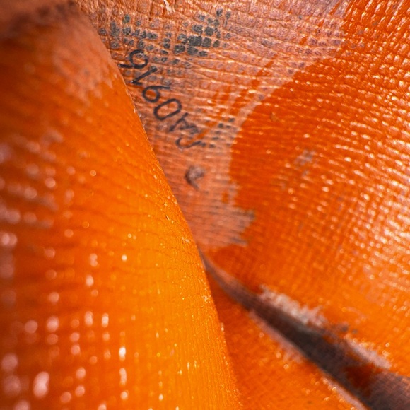 Louis Vuitton vintage 1996 Sarah monogram wallet converted Crossbody - Picture 16 of 17